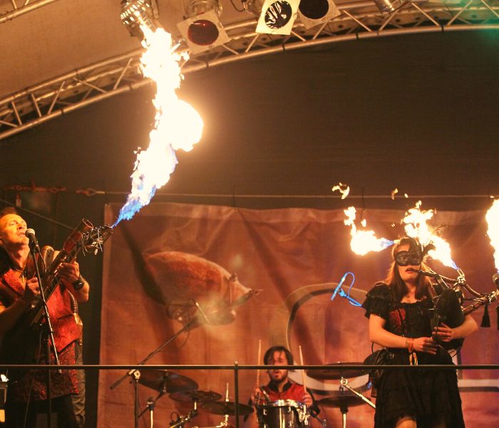 Dudelsackspieler der Band Celtica mit Feuer